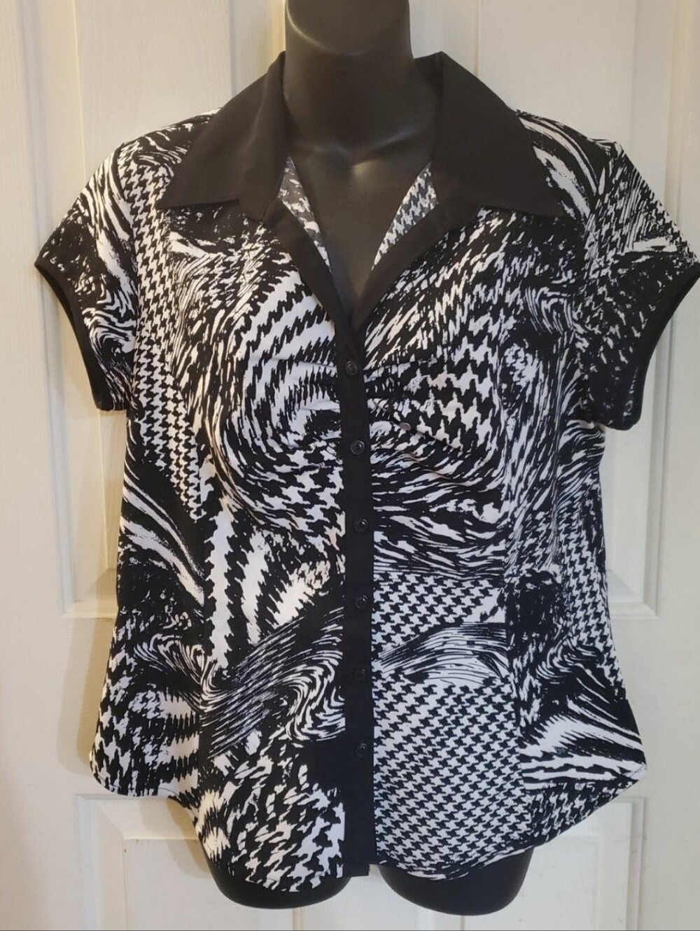 Black & White Short-Sleeve Button-Down Collared Women's Top